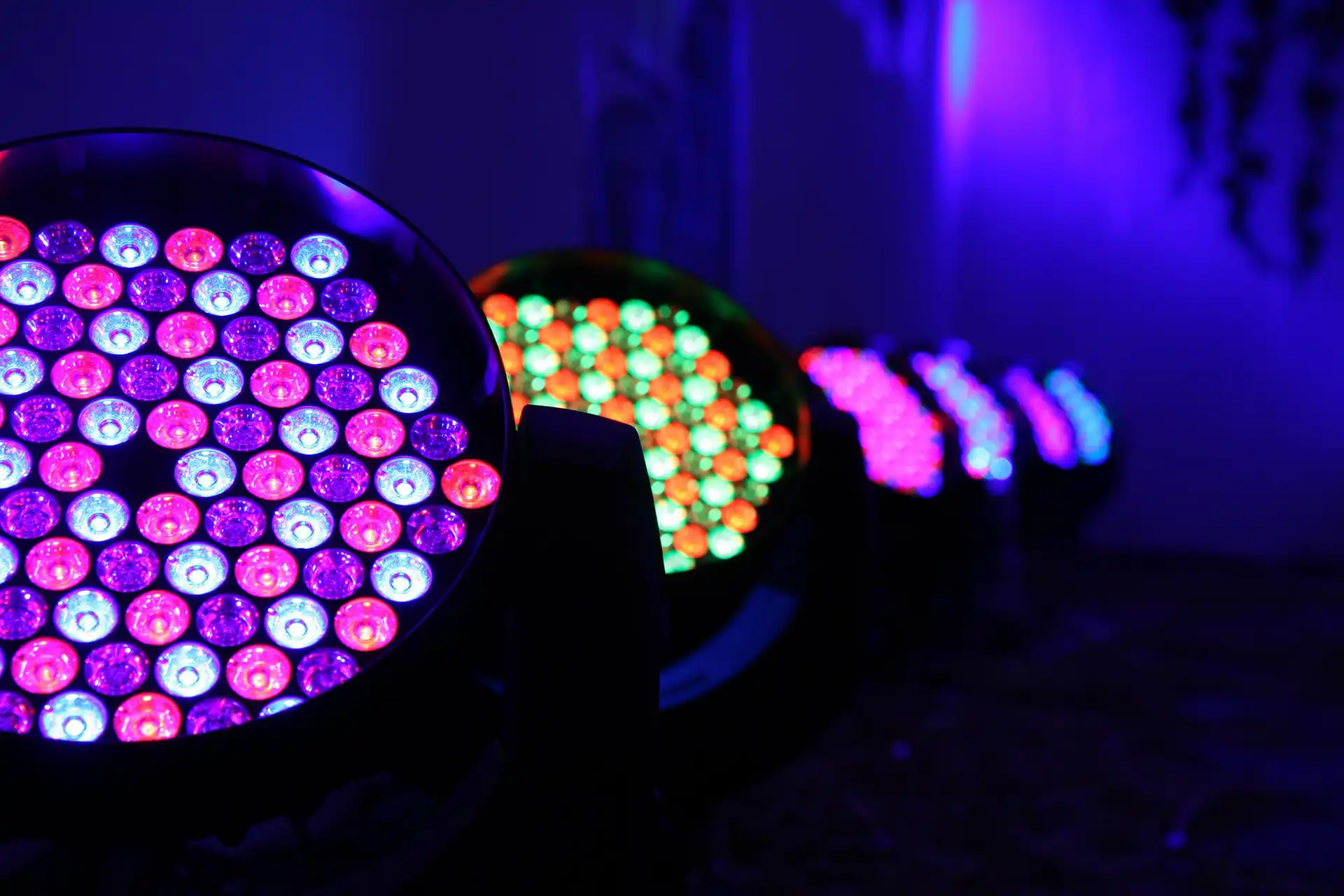 Bunte LED-Scheinwerfer leuchten in einem dunklen Raum