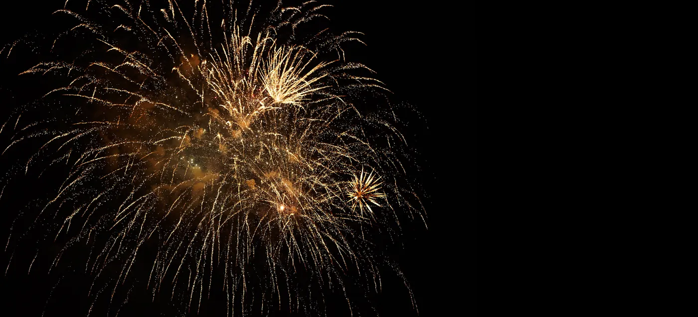 Goldenes Feuerwerk am dunklen Nachthimmel